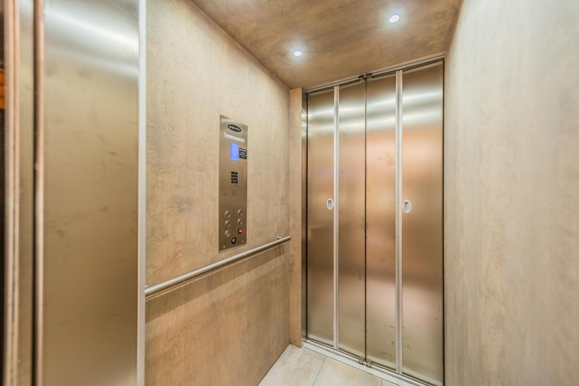 Take It To The Bank By Avantstay New Pool Hot Tub Sleeps 16 Denver エクステリア 写真